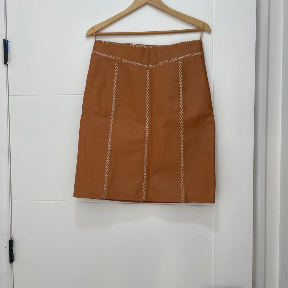 Gap Genuine Leather skirt with stitching detail. Size 6. Amazing amazing find!